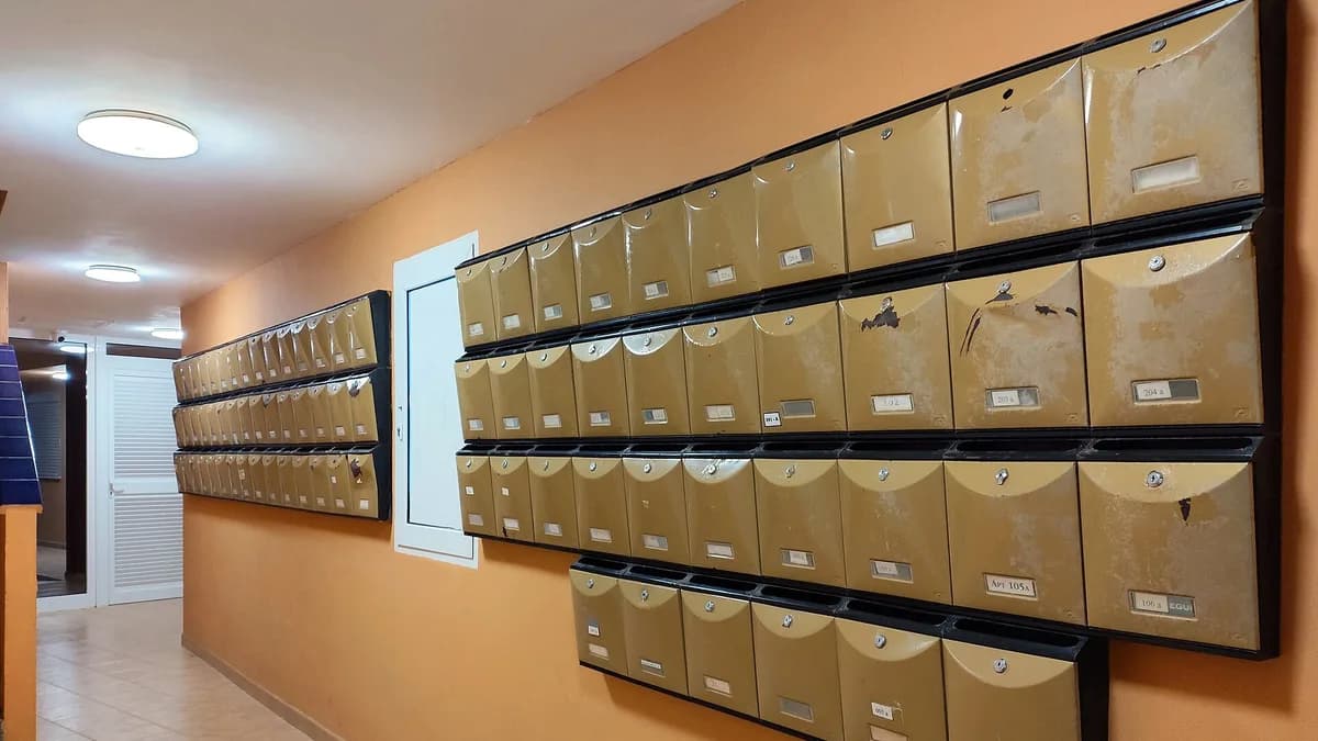 Apartman girişindeki posta kutuları ve ortak alan